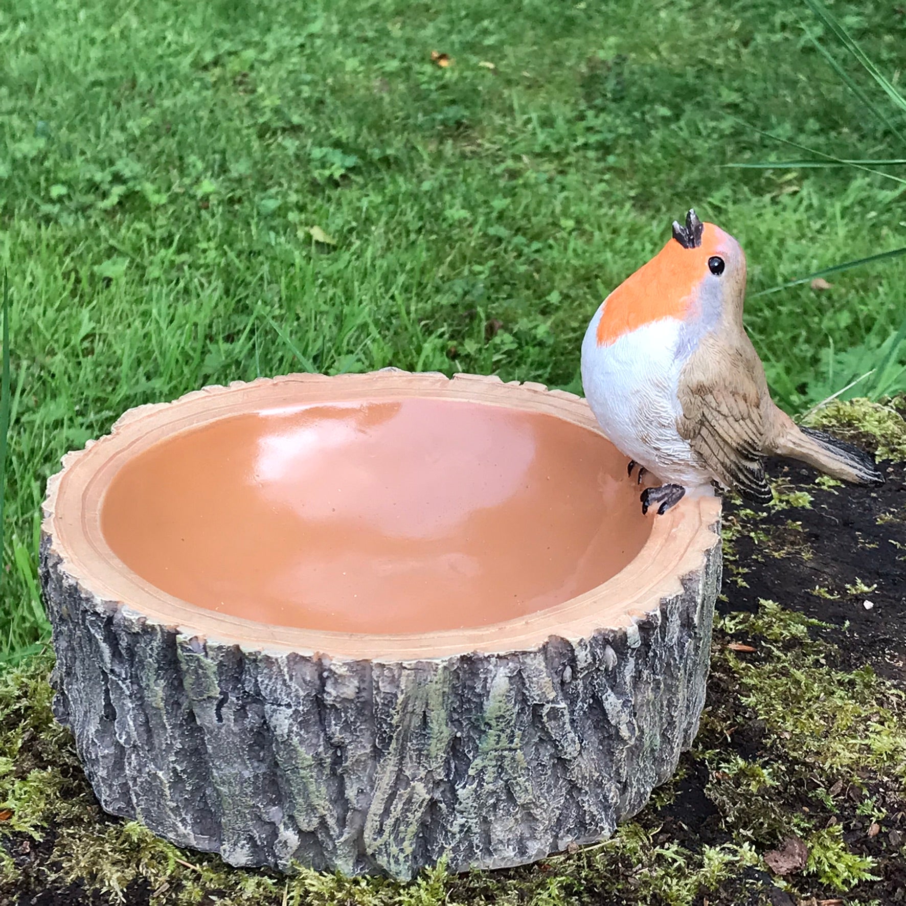 Robin on round log effect Bird Bath or feeder with decorative robin