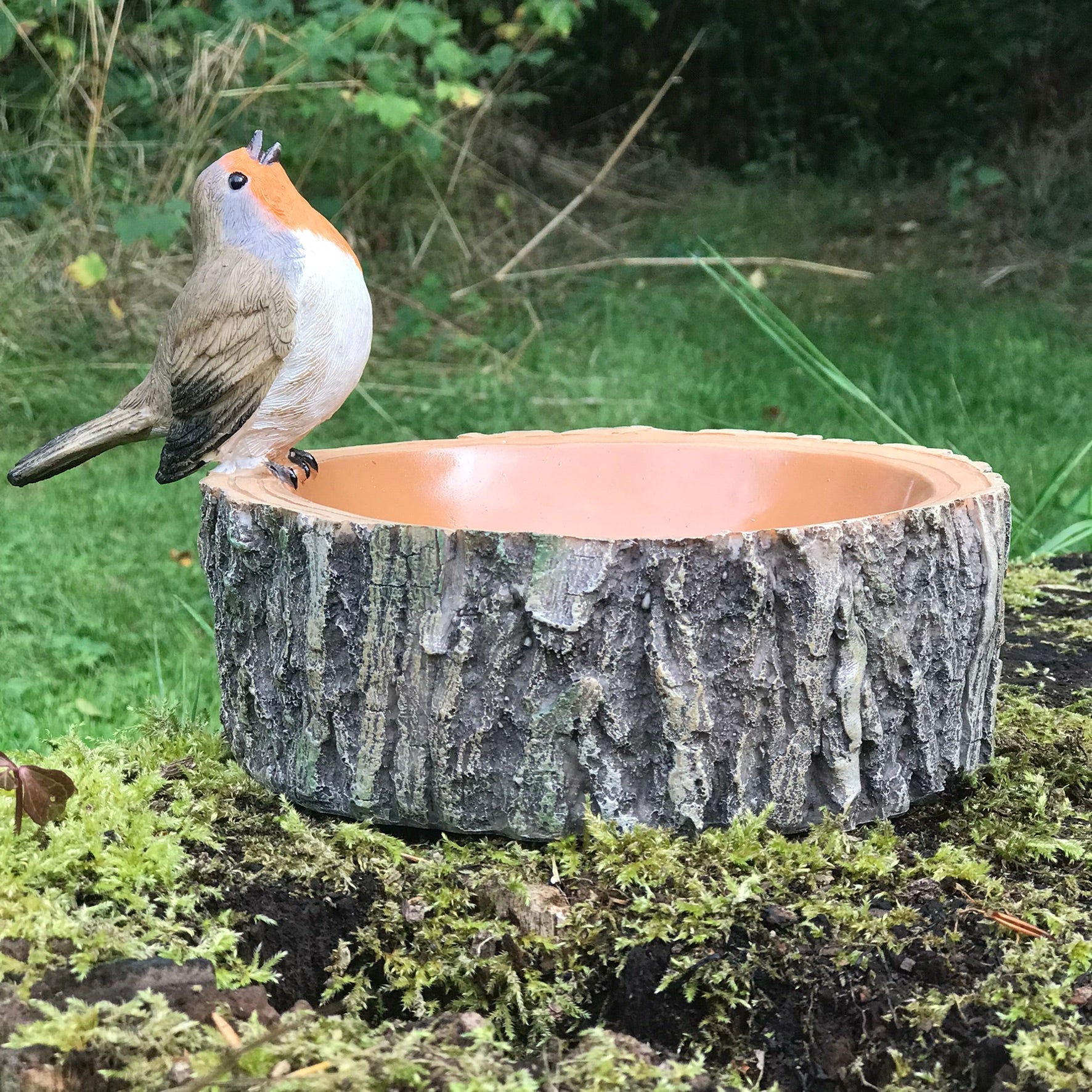 Robin on round log effect Bird Bath or feeder with decorative robin