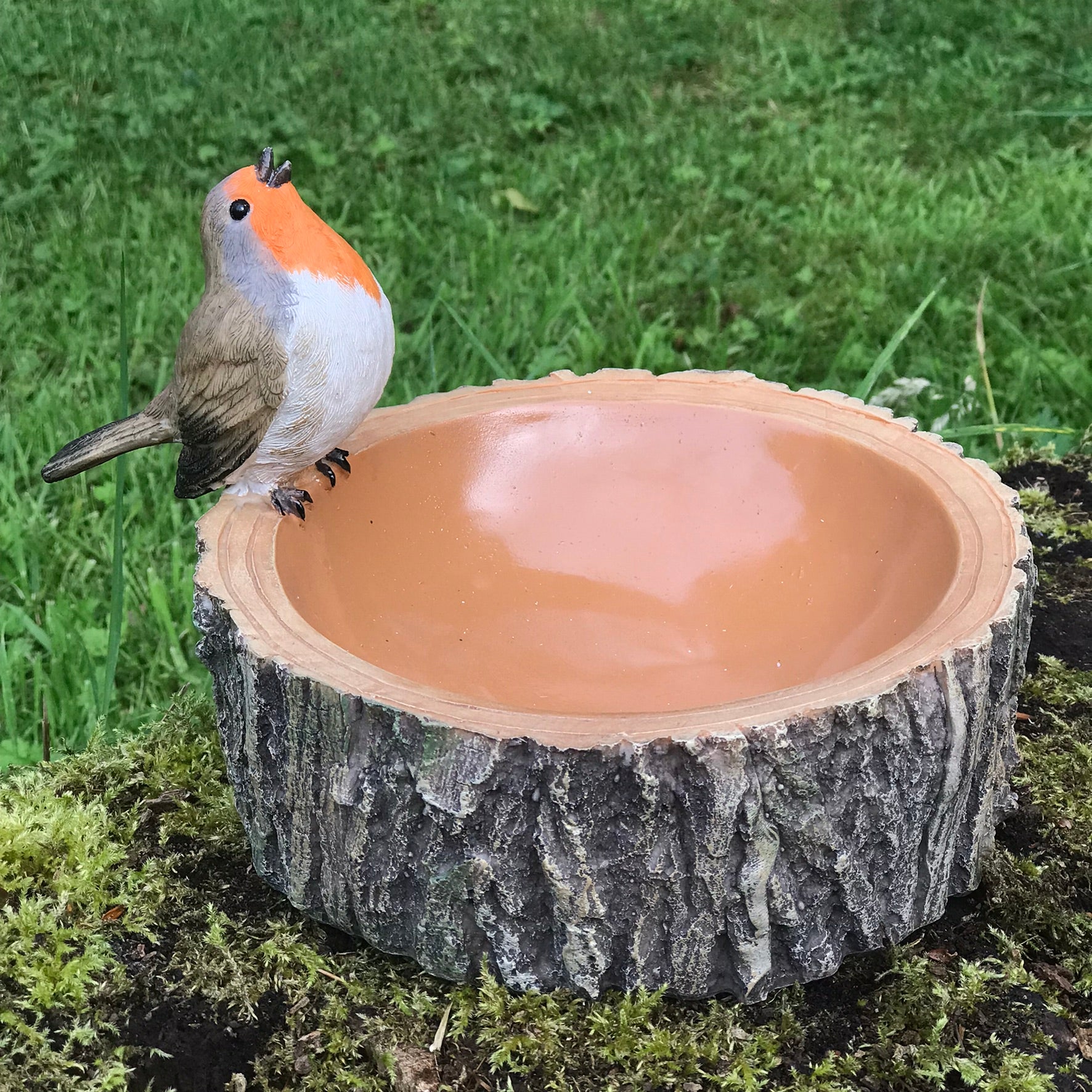 Robin on round log effect Bird Bath or feeder with decorative robin