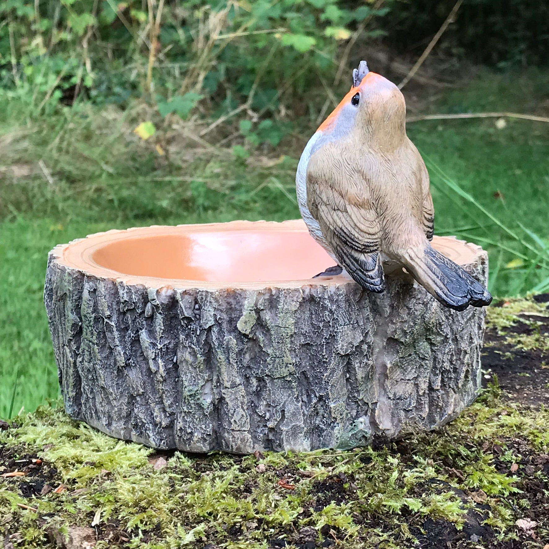 Robin on round log effect Bird Bath or feeder with decorative robin