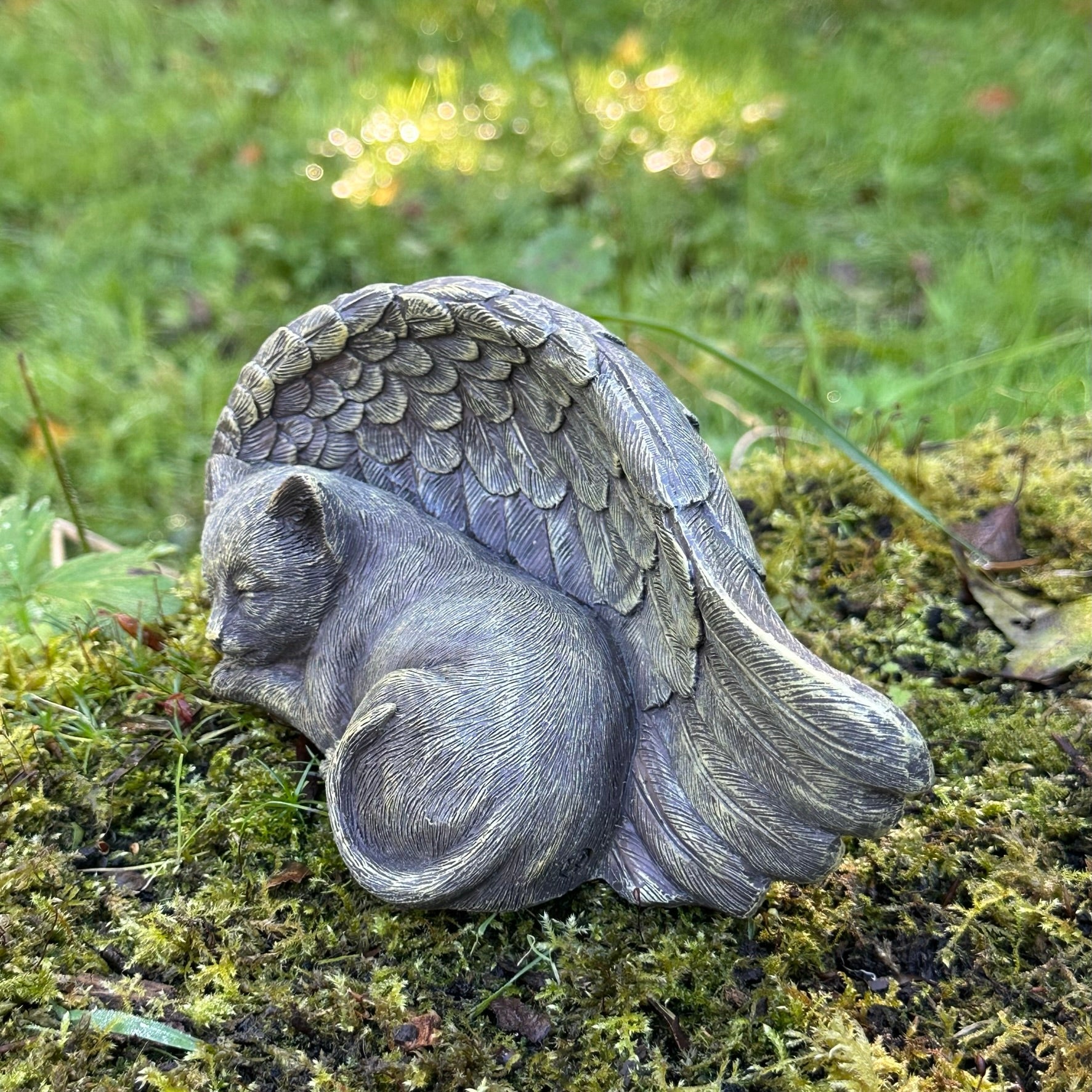 Cat with Angel Wings memorial grave marker or pet loss gift, 17cm