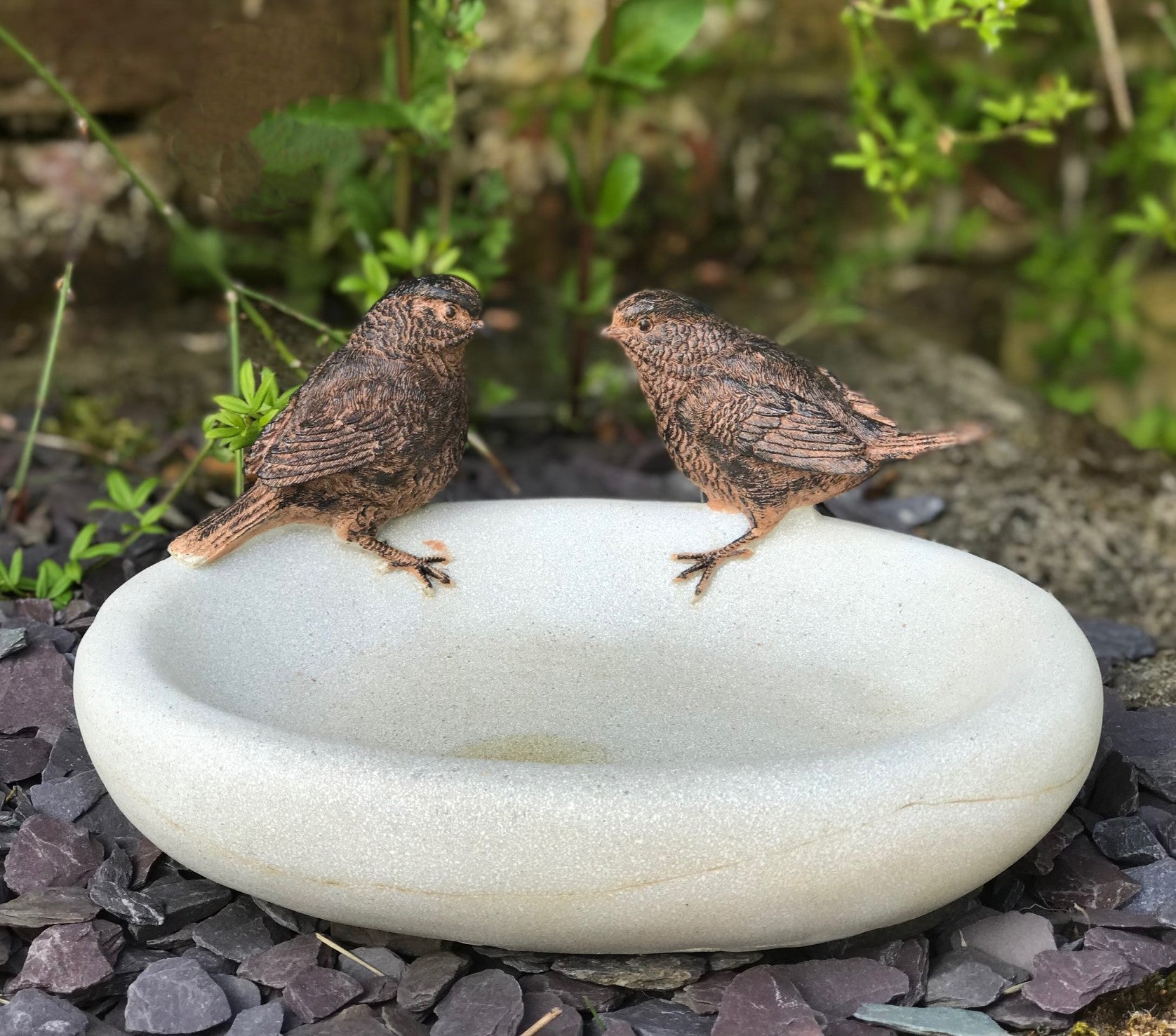 Bird Bath or feeder, aged stone effect bowl with 2 decorative bronze effect wrens. Ideal bird lover gift!